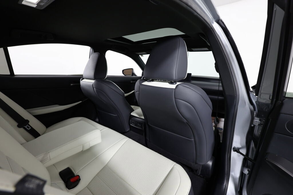 Used 2022 Lexus IS 500 RWD image 19