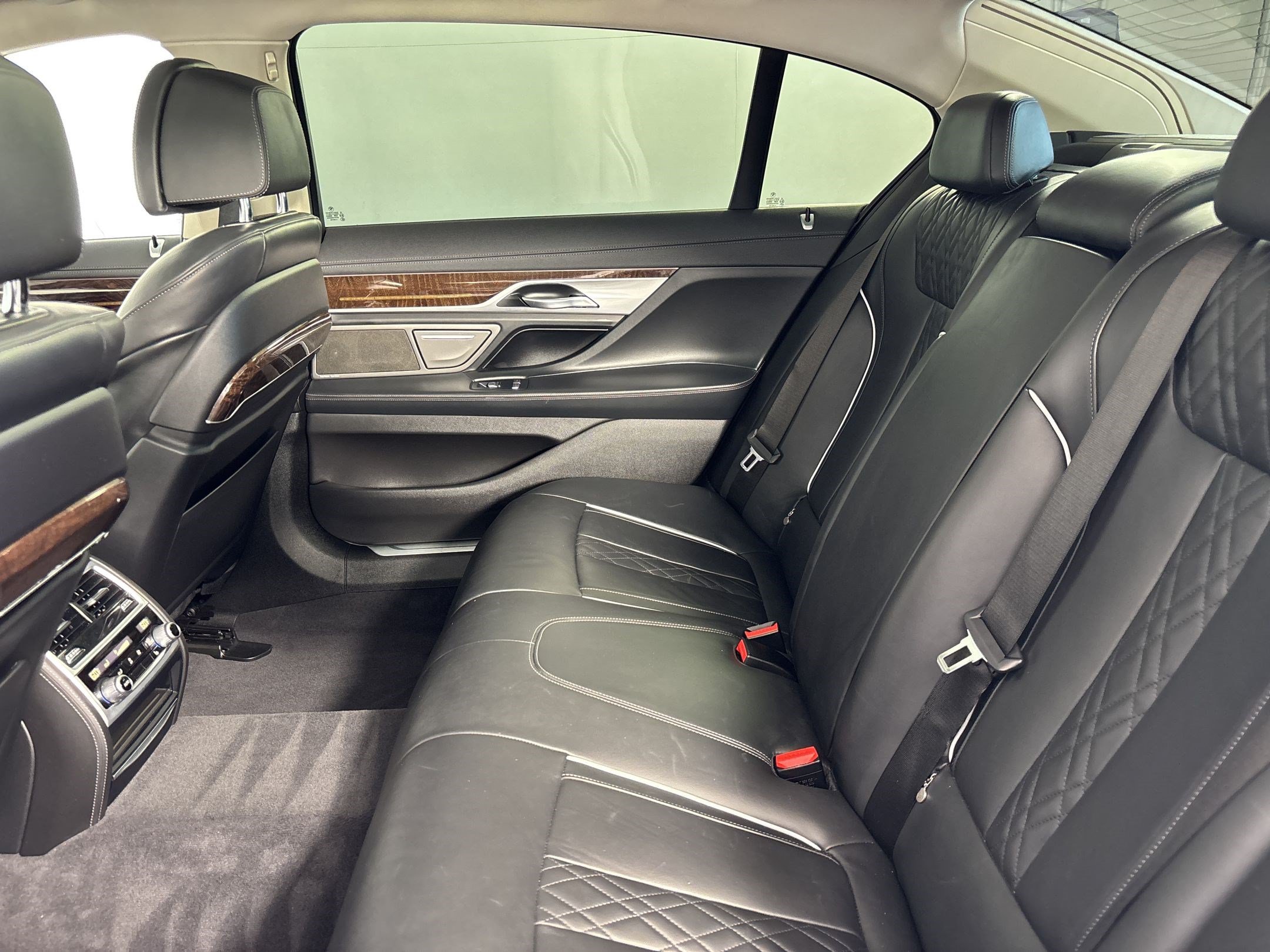 Used 2022 BMW 750Li xDrive AWD/4WD image 23