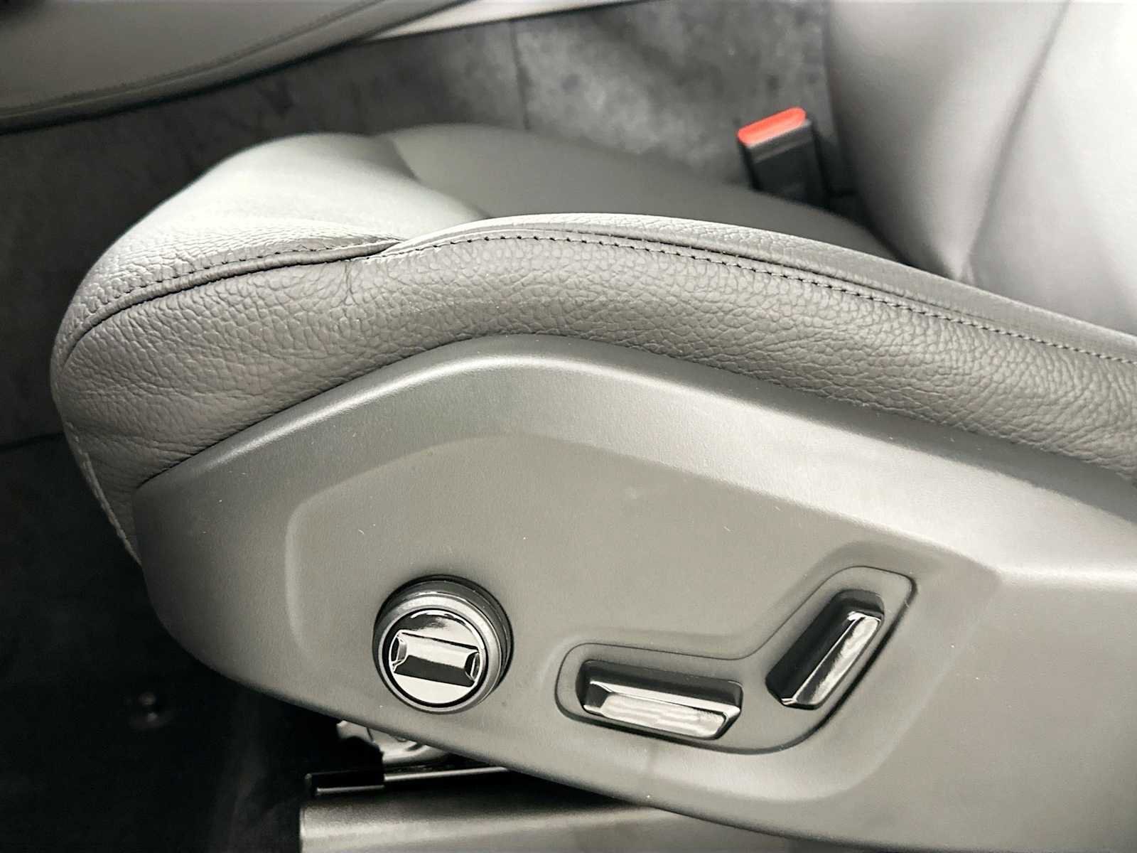 Certified 2025 Volvo XC90 T8 Plus w/ Protection Package Premier image 15