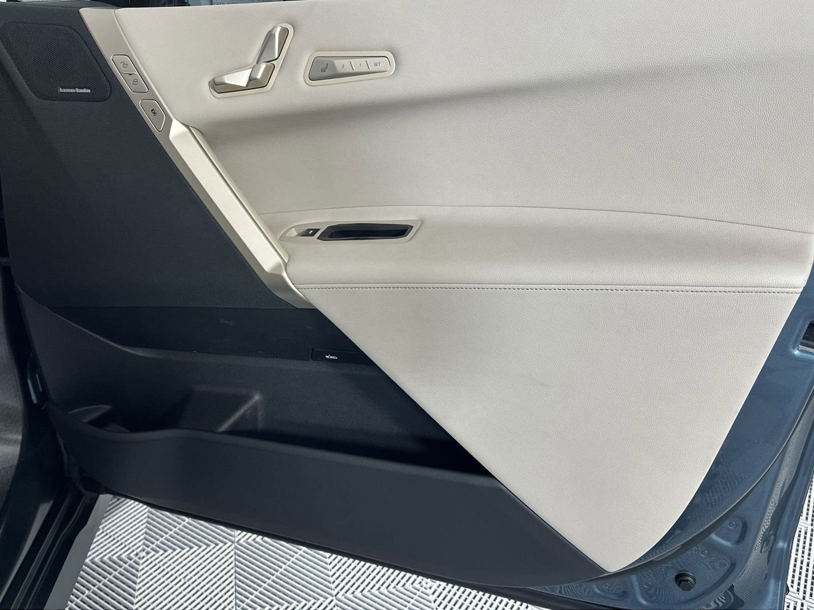 Used 2022 BMW iX xDrive50 w/ Premium Package image 30