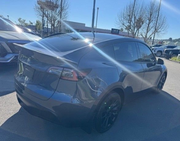 Used 2022 Tesla Model Y Long Range image 6