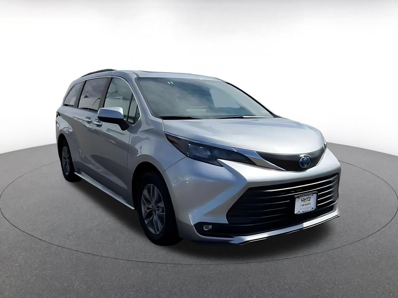 Used 2025 Toyota Sienna XLE FWD image 3