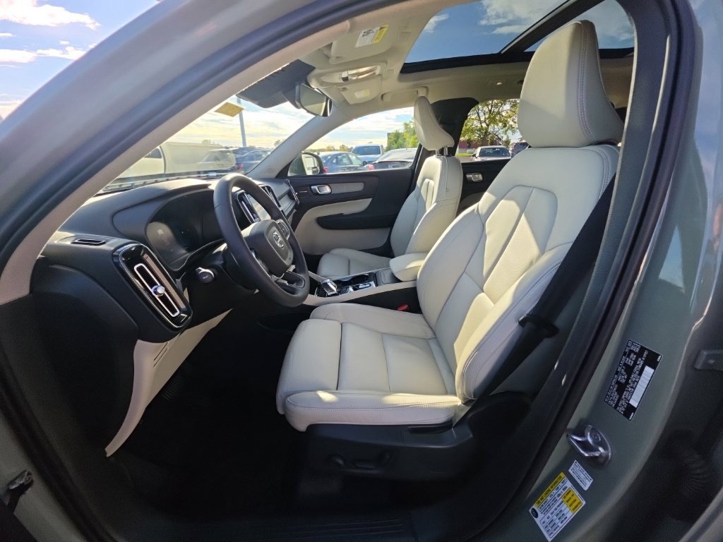 Used 2023 Volvo XC40 B5 Ultimate w/ Protection Package Premier AWD/4WD image 14