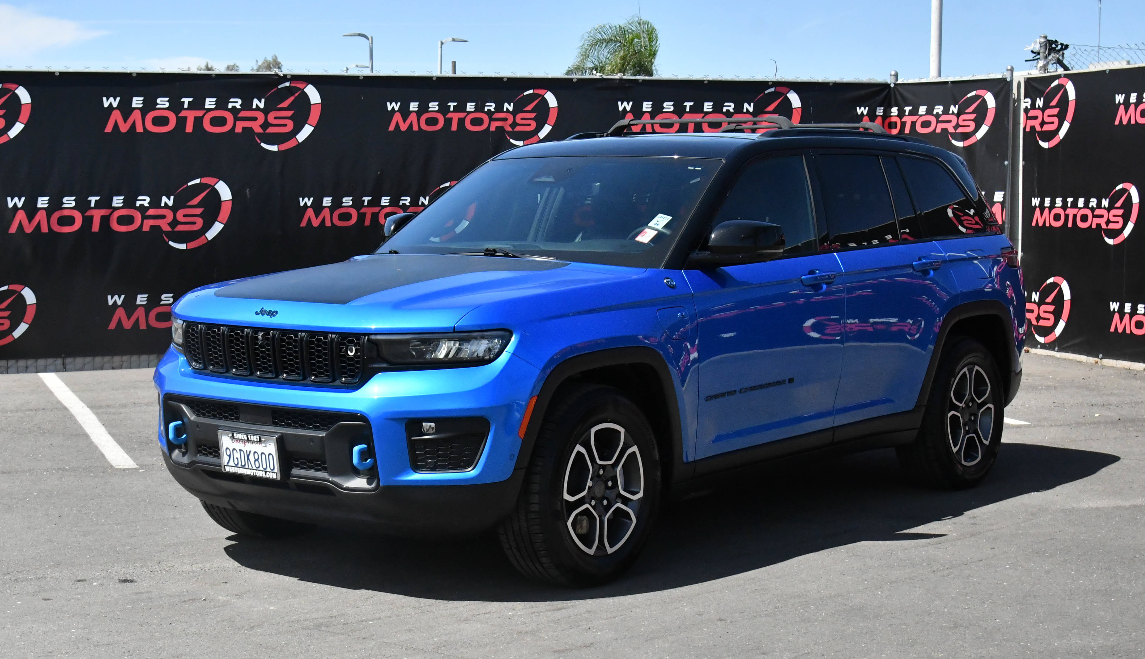 Used 2023 Jeep Grand Cherokee Trailhawk w/ Advanced Protech Group II AWD/4WD image 3