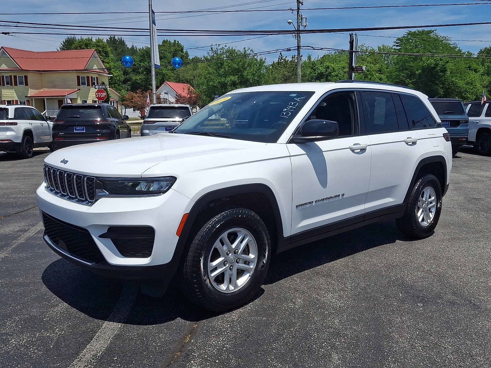 Used 2023 Jeep Grand Cherokee Laredo w/ Trailer Tow Prep Group (B) AWD/4WD image 3