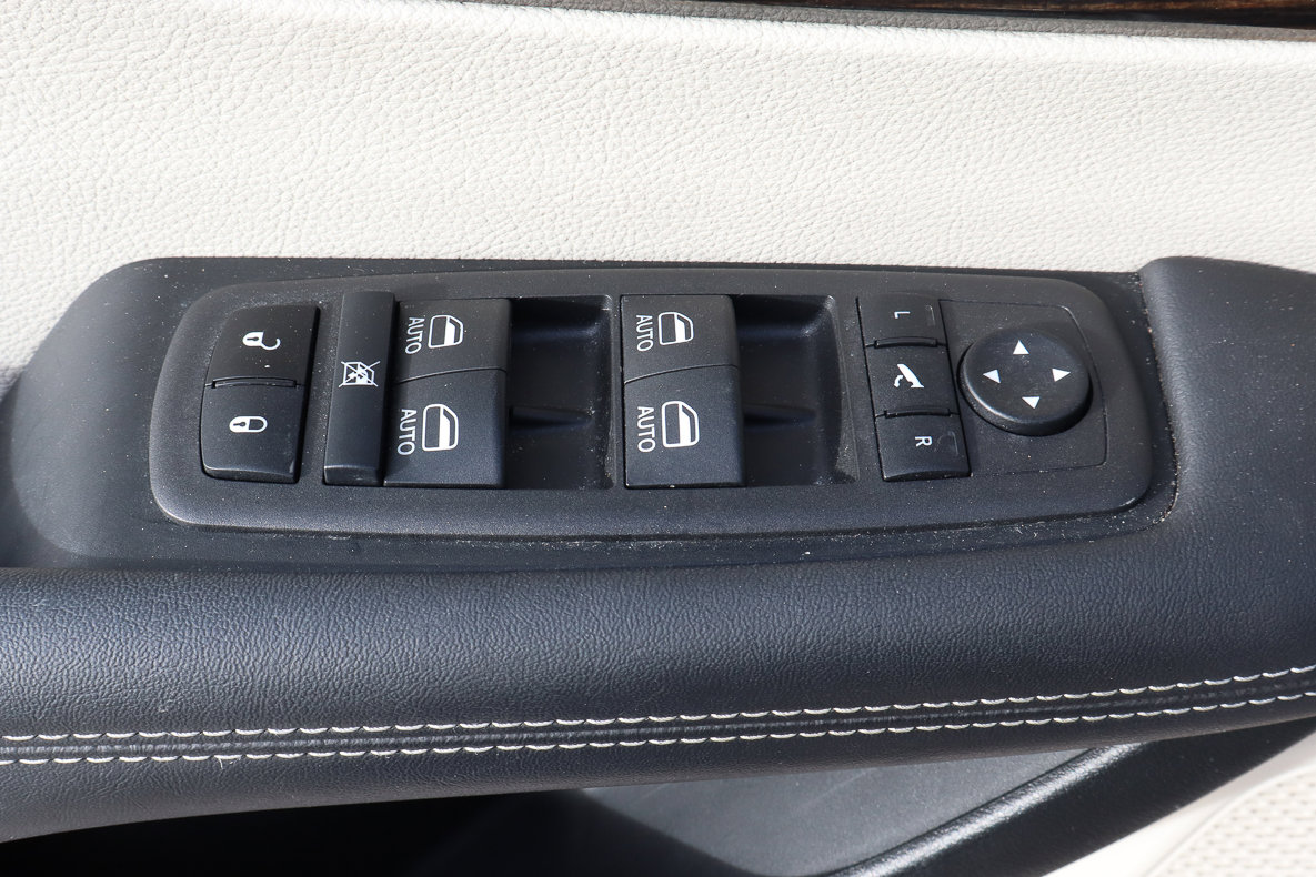 Used 2024 Chrysler Pacifica Limited FWD image 14