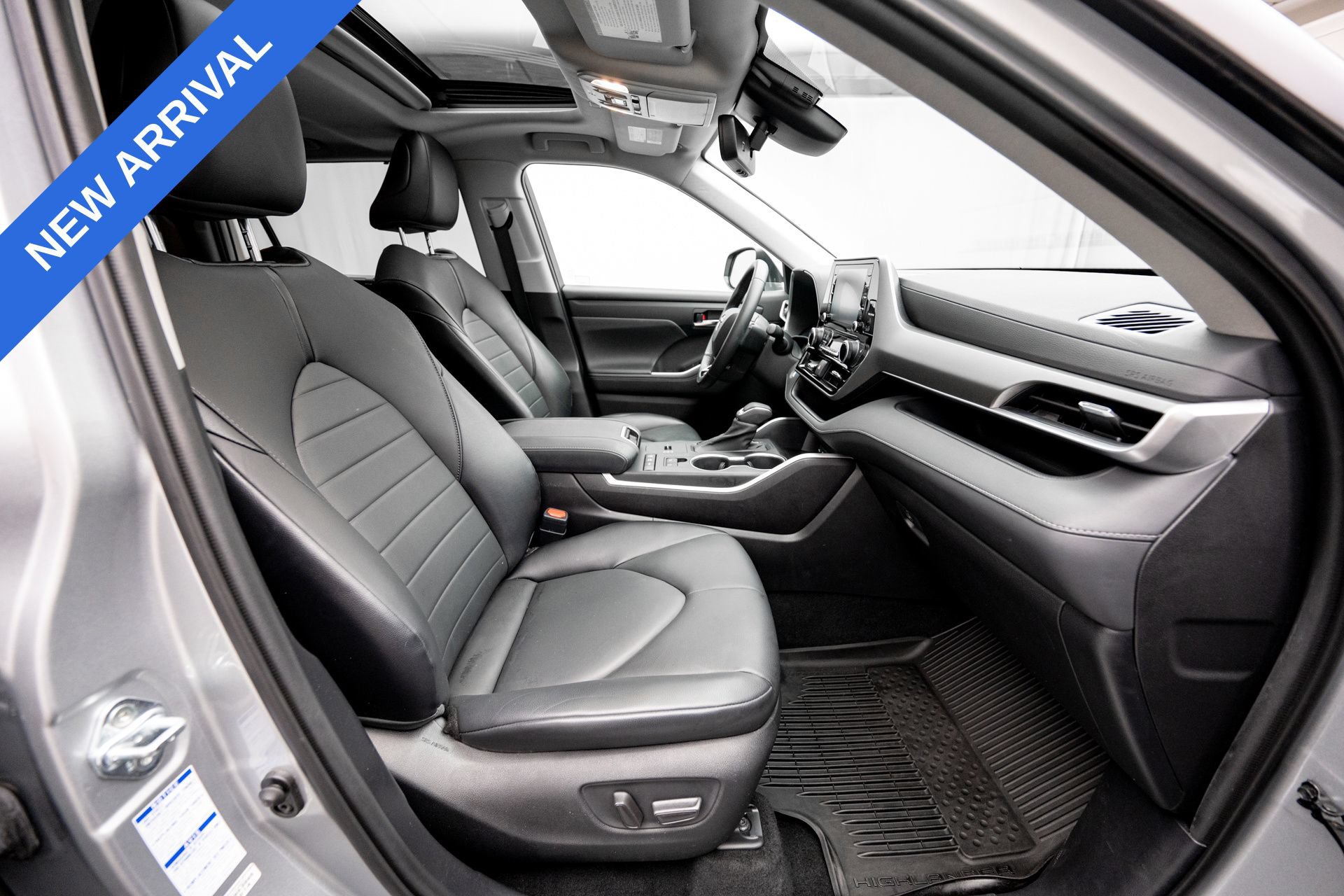 Used 2021 Toyota Highlander XLE AWD/4WD image 12