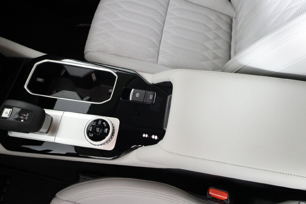 Used 2025 Mitsubishi Outlander AWD image 36