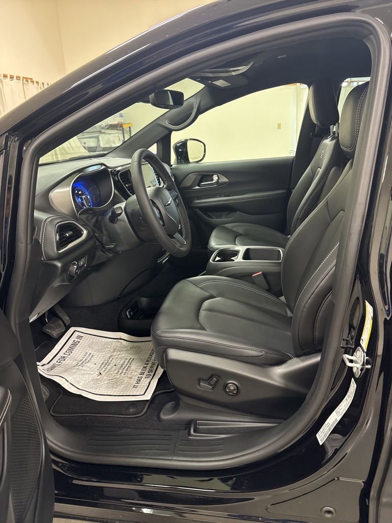New 2026 Chrysler Pacifica Select w/ S Appearance Package image 9