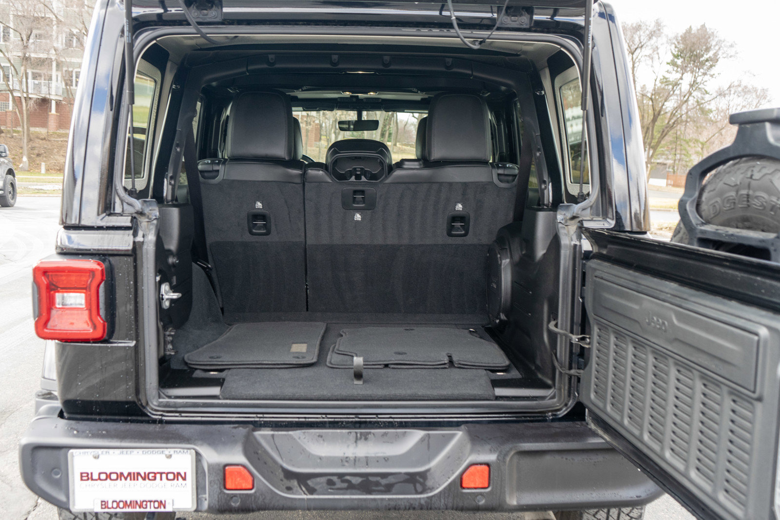 Used 2022 Jeep Wrangler Unlimited Sahara image 9