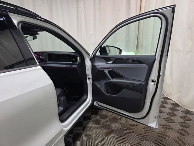 Certified 2025 Volkswagen Tiguan SE R-Line image 33