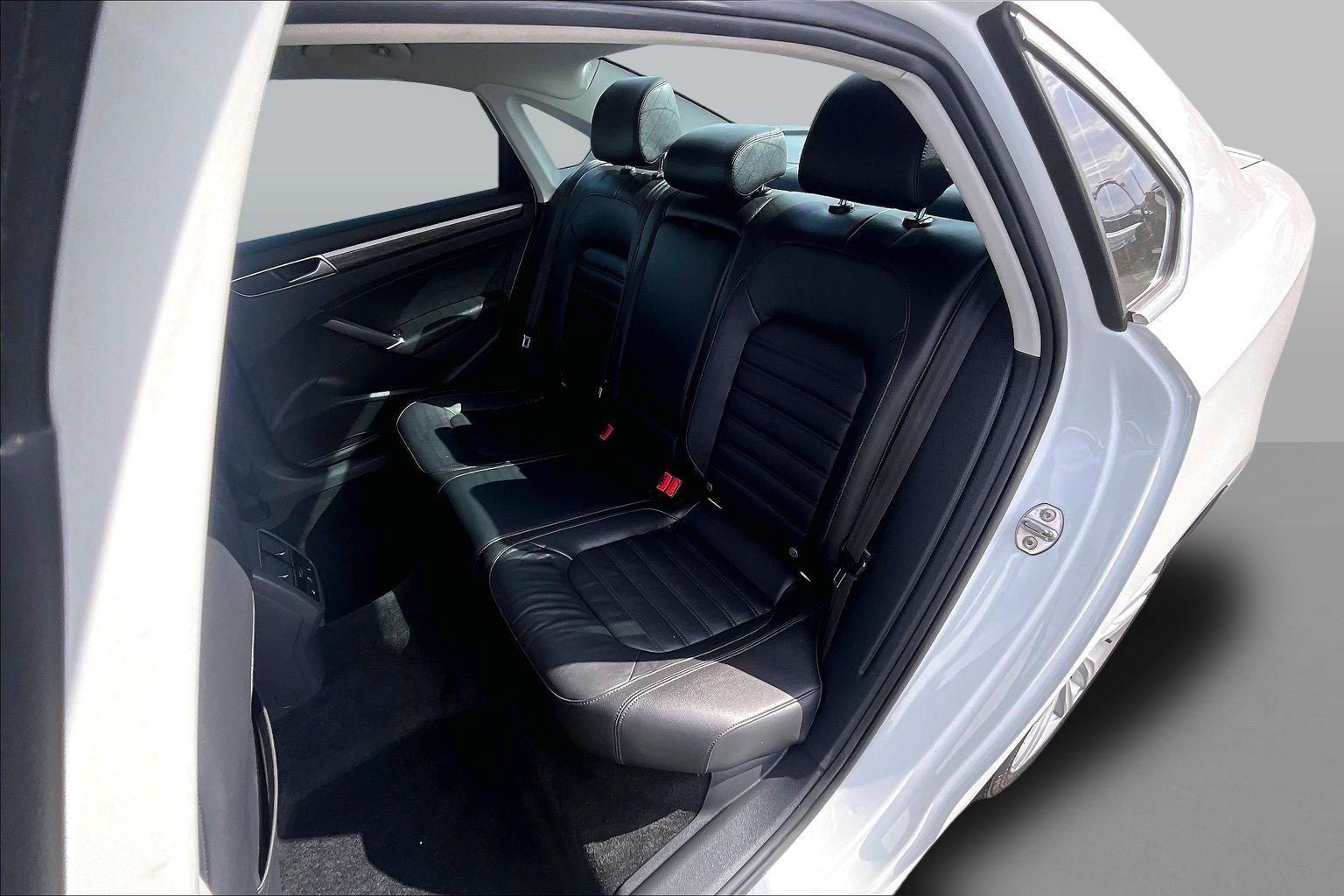 Used 2018 Volkswagen Passat 2.0T SEL Premium FWD image 19