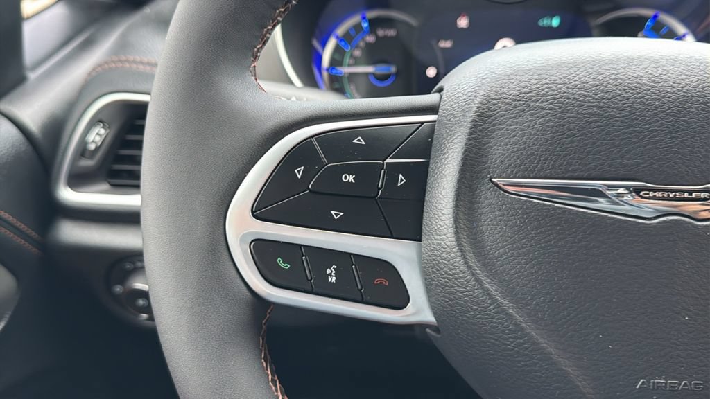 Used 2025 Chrysler Pacifica Pinnacle FWD image 18