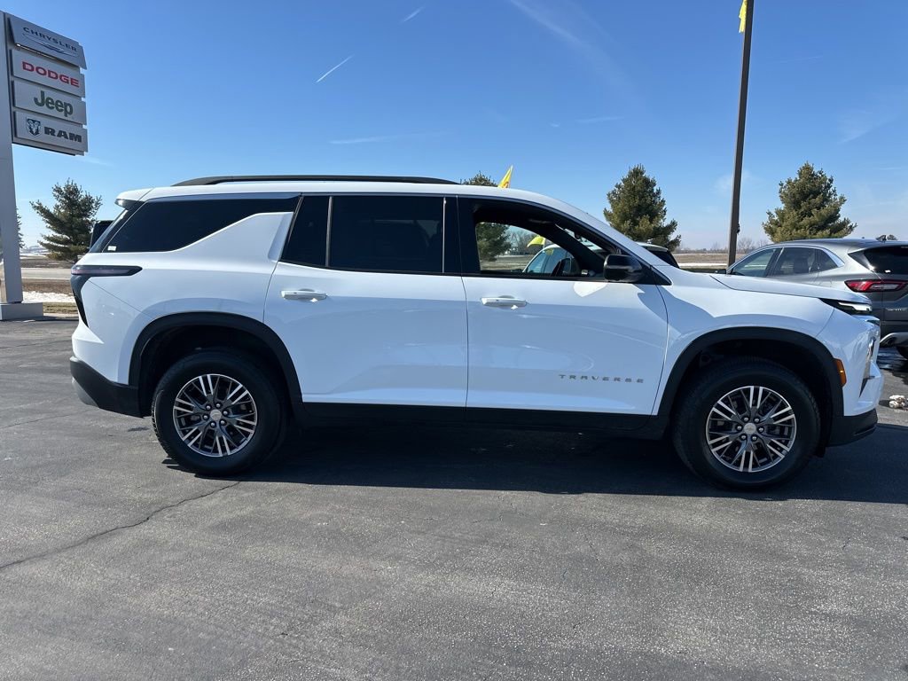 Used 2024 Chevrolet Traverse LT image 4