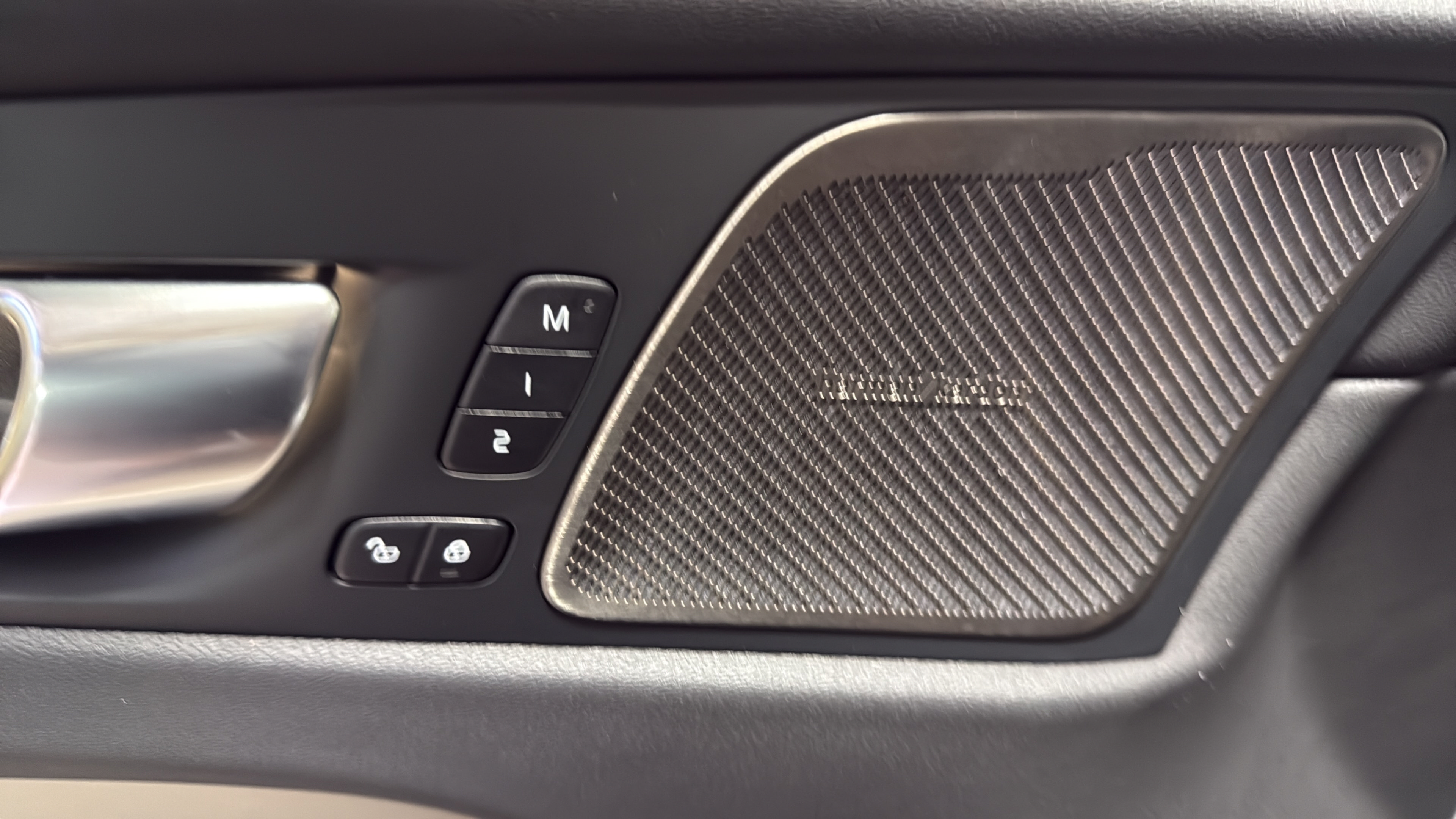 New 2027 Volvo XC60 B5 Plus AWD/4WD image 13
