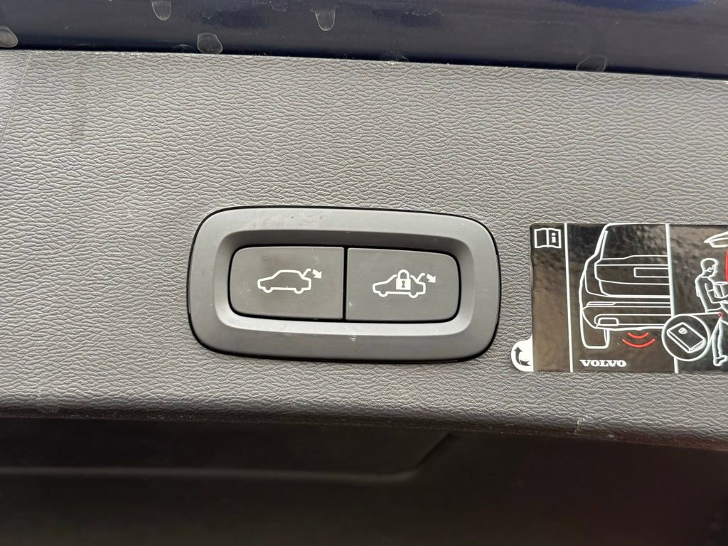 Used 2021 Volvo XC40 T5 Momentum w/ Premium Package image 16