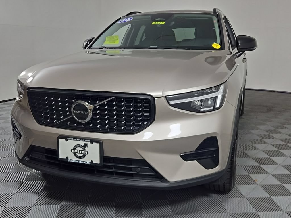 Certified 2024 Volvo XC40 B5 Core AWD/4WD image 3