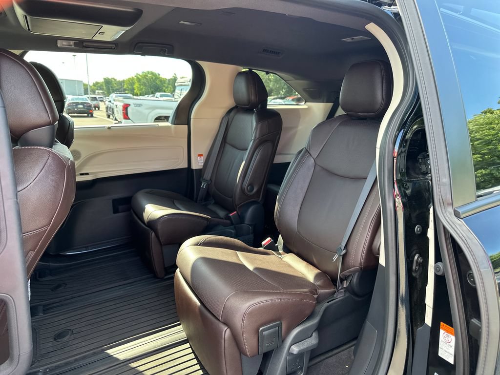 Used 2021 Toyota Sienna Platinum FWD image 12
