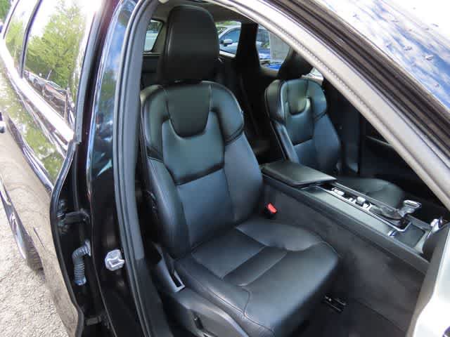 Used 2019 Volvo XC60 T5 Momentum w/ Multimedia Package AWD/4WD image 17