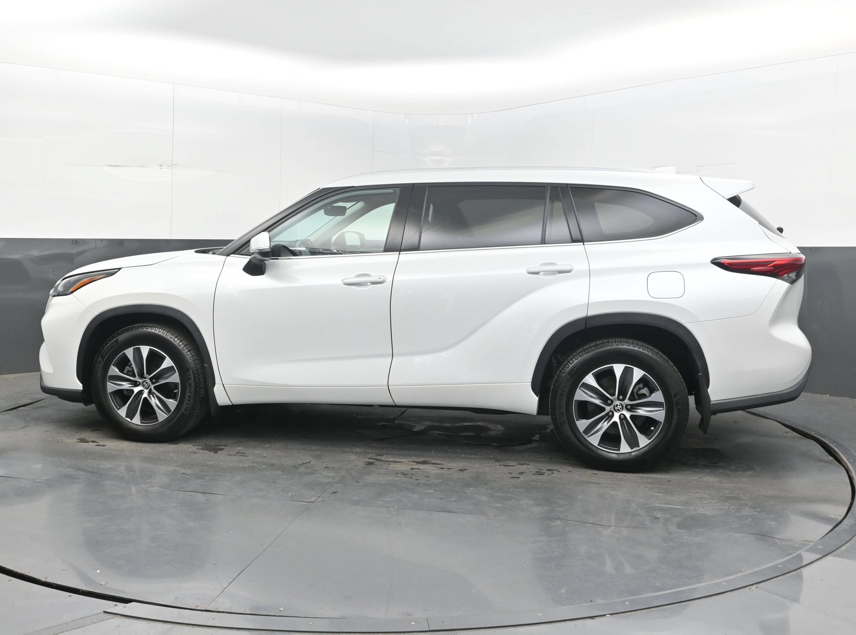 Used 2022 Toyota Highlander XLE AWD/4WD image 7