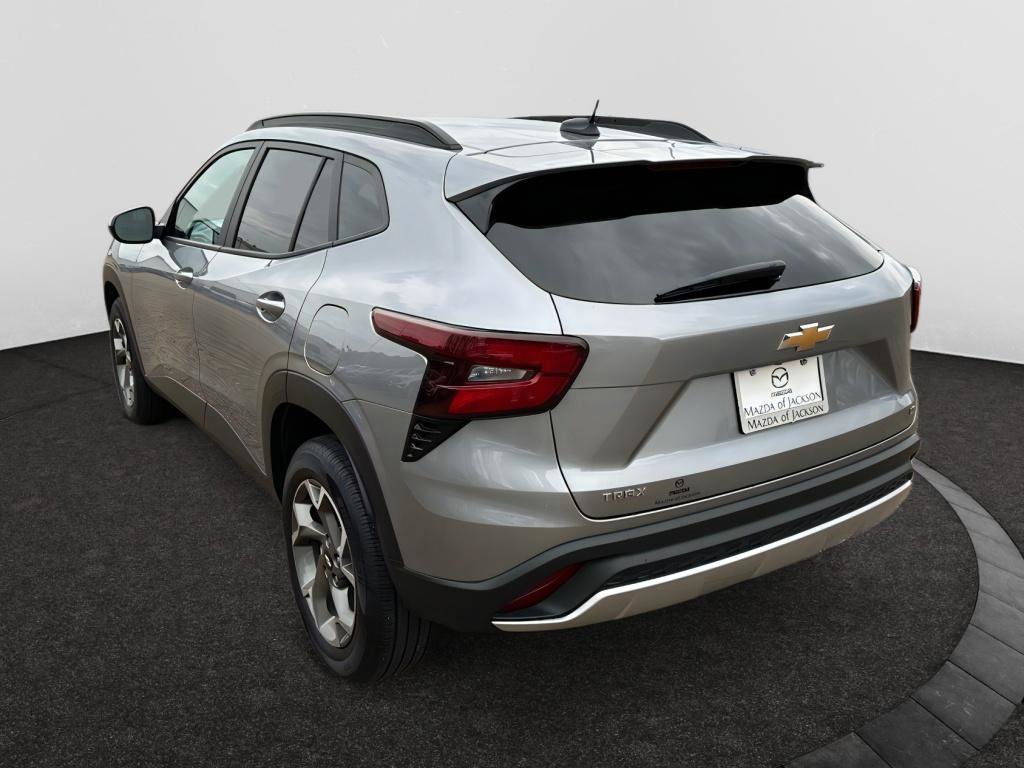 Used 2025 Chevrolet Trax LT FWD image 3