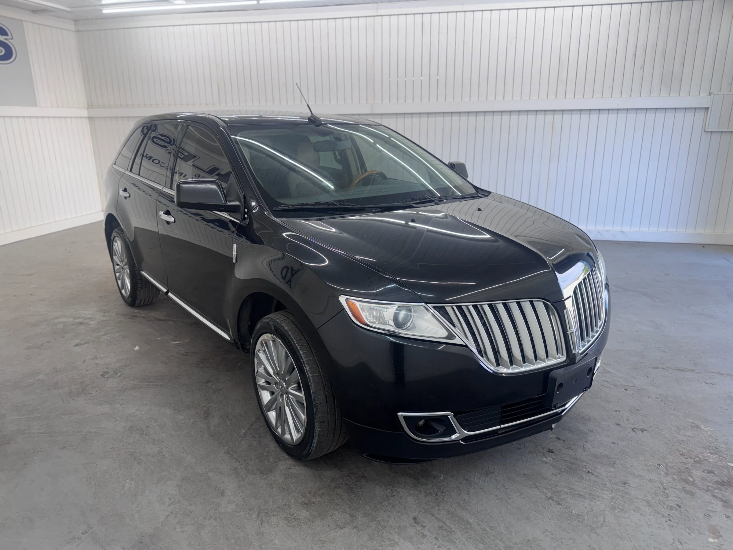 Used 2015 Lincoln MKX AWD w/ Equipment Group 102A image 3