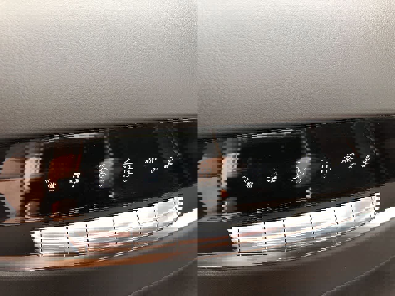 Used 2023 Cadillac Escalade Premium Luxury image 24