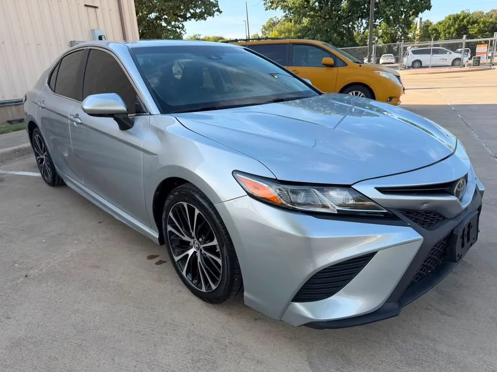 Used 2018 Toyota Camry SE FWD image 4