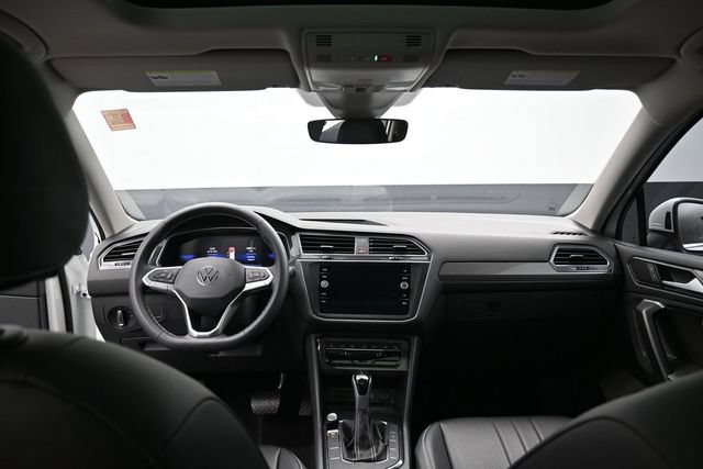 Used 2023 Volkswagen Tiguan SE w/ Panoramic Sunroof Package FWD image 27