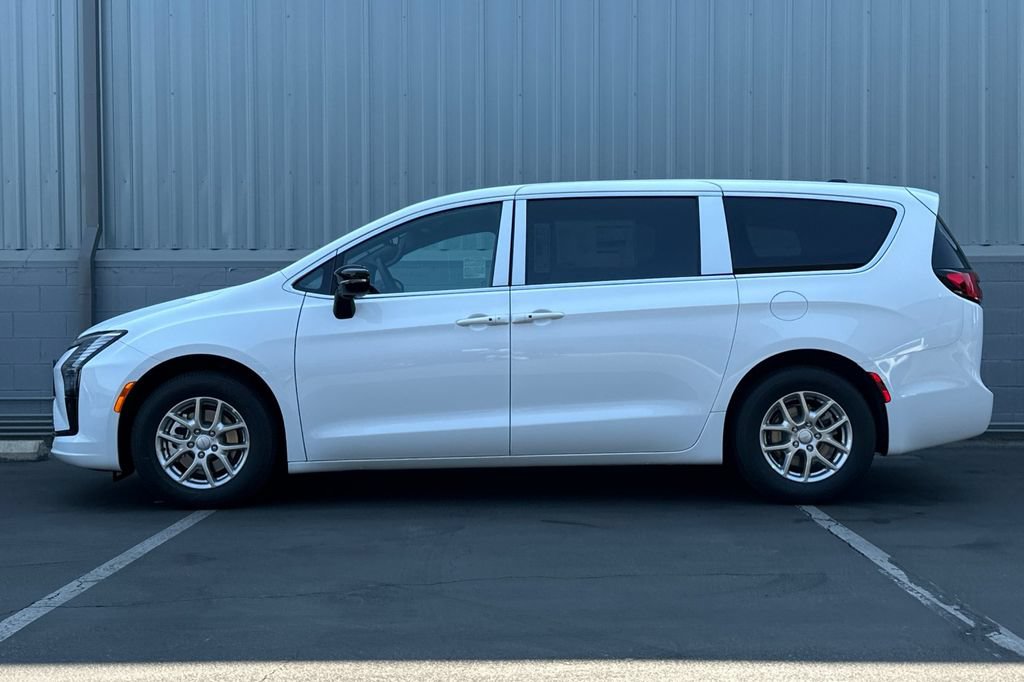 New 2027 Chrysler Pacifica Select FWD image 7