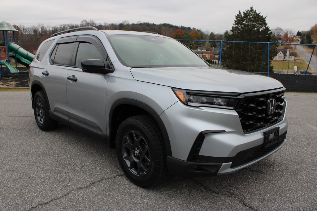 Used 2025 Honda Pilot TrailSport image 2