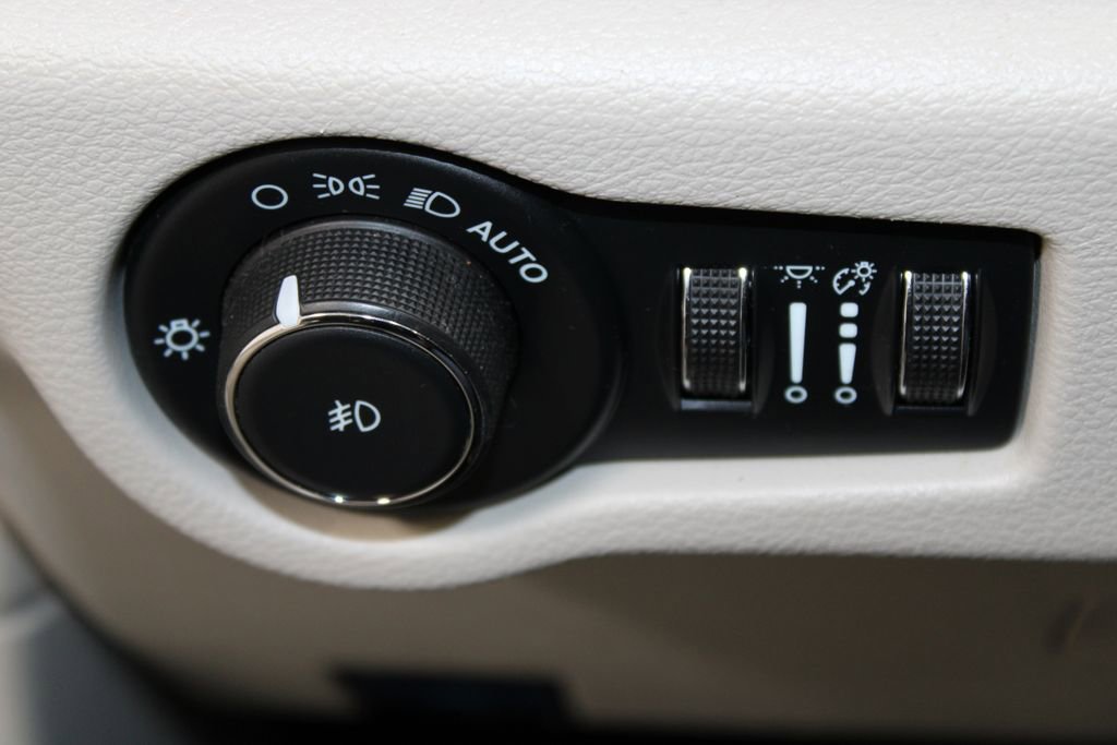 Used 2024 Chrysler Pacifica Touring-L image 22