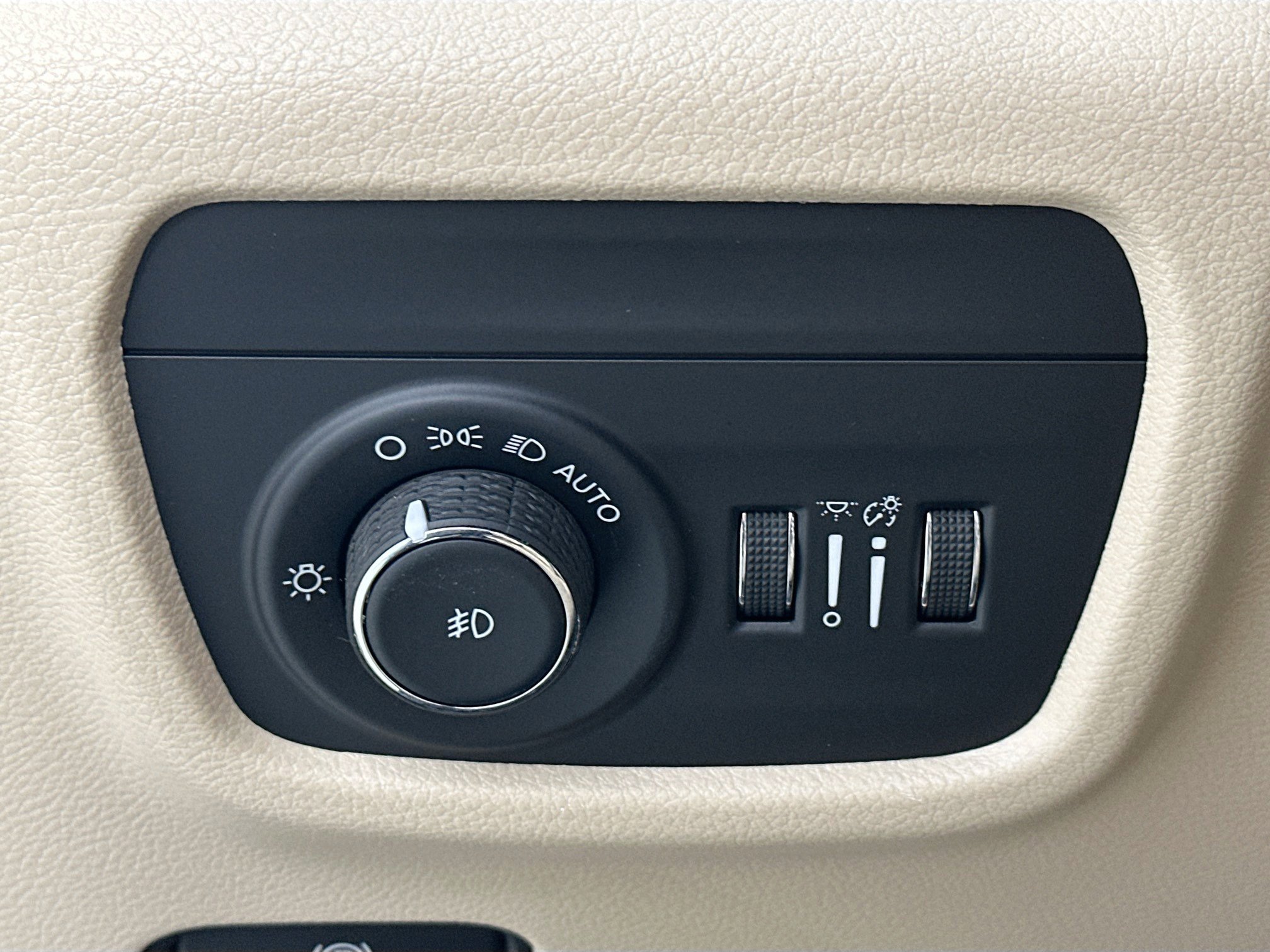 Used 2023 Jeep Grand Cherokee Limited w/ Black Appearance Package image 10