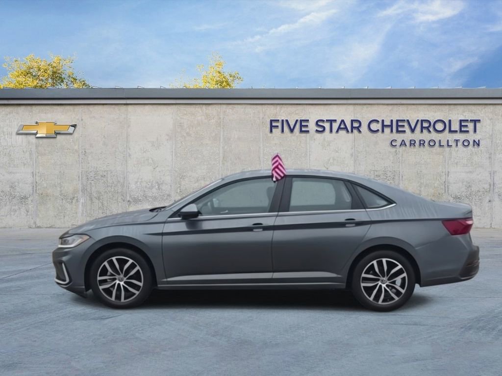 Used 2025 Volkswagen Jetta SE FWD image 5