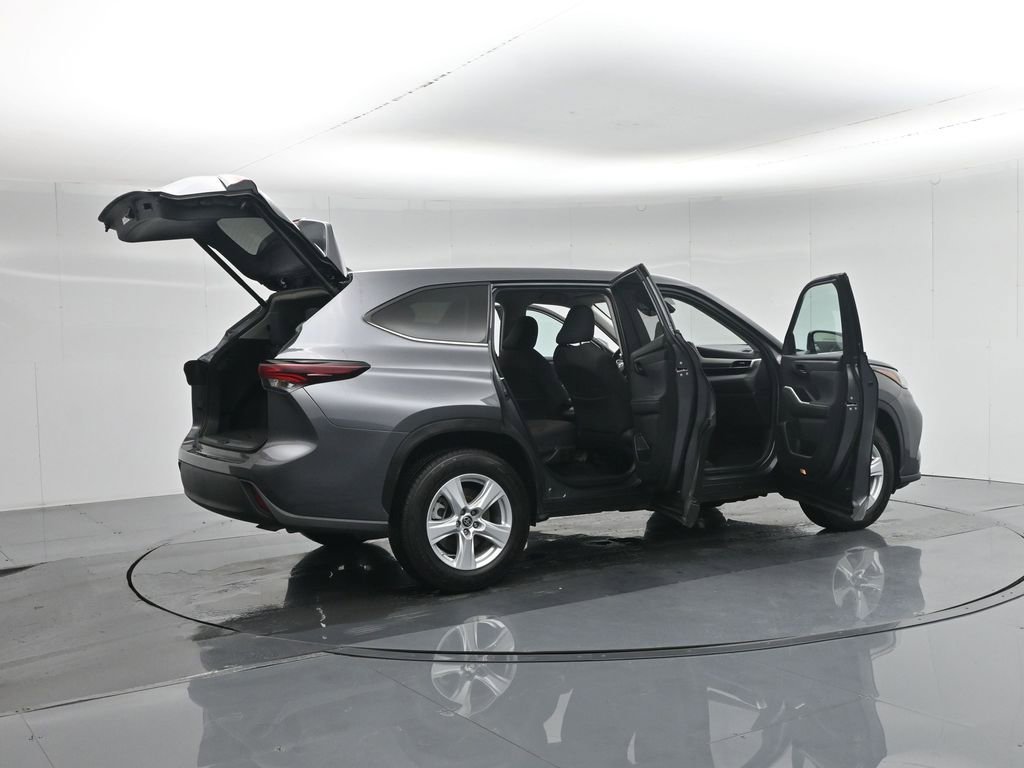 Used 2024 Toyota Highlander LE image 5