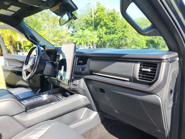 Used 2022 Ford Expedition Platinum image 27