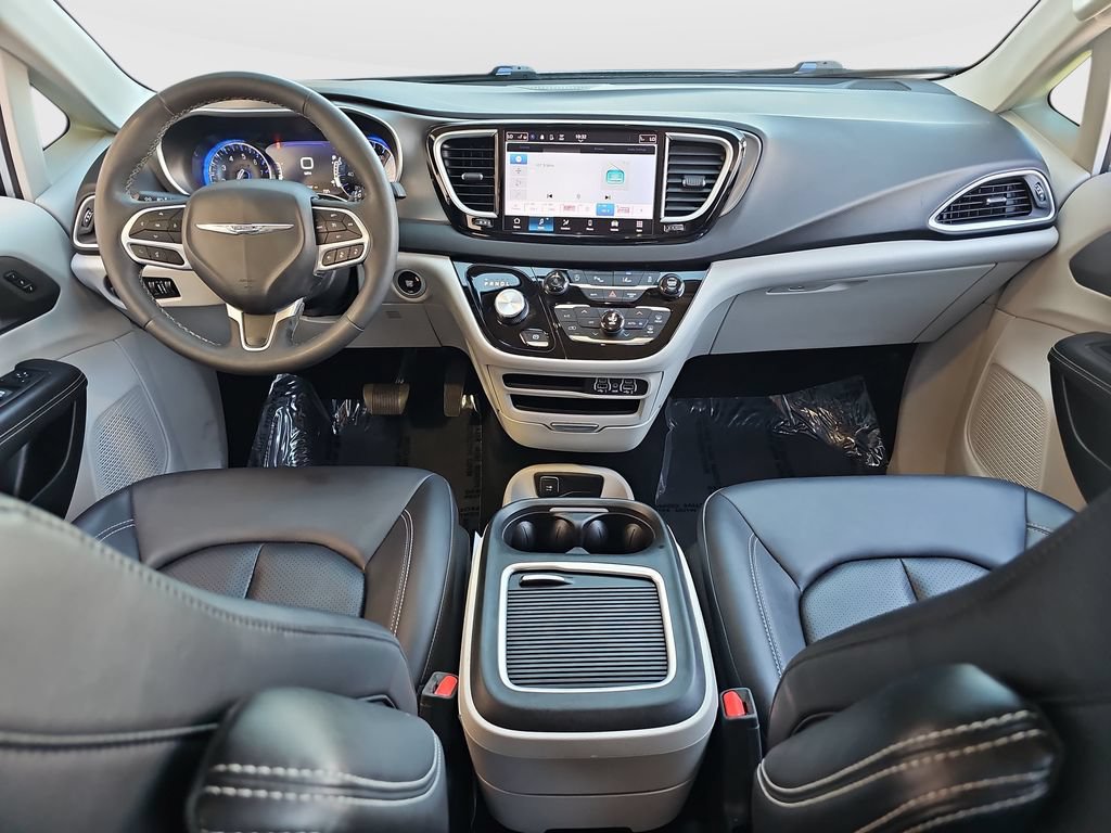 Used 2024 Chrysler Pacifica Touring-L FWD image 18