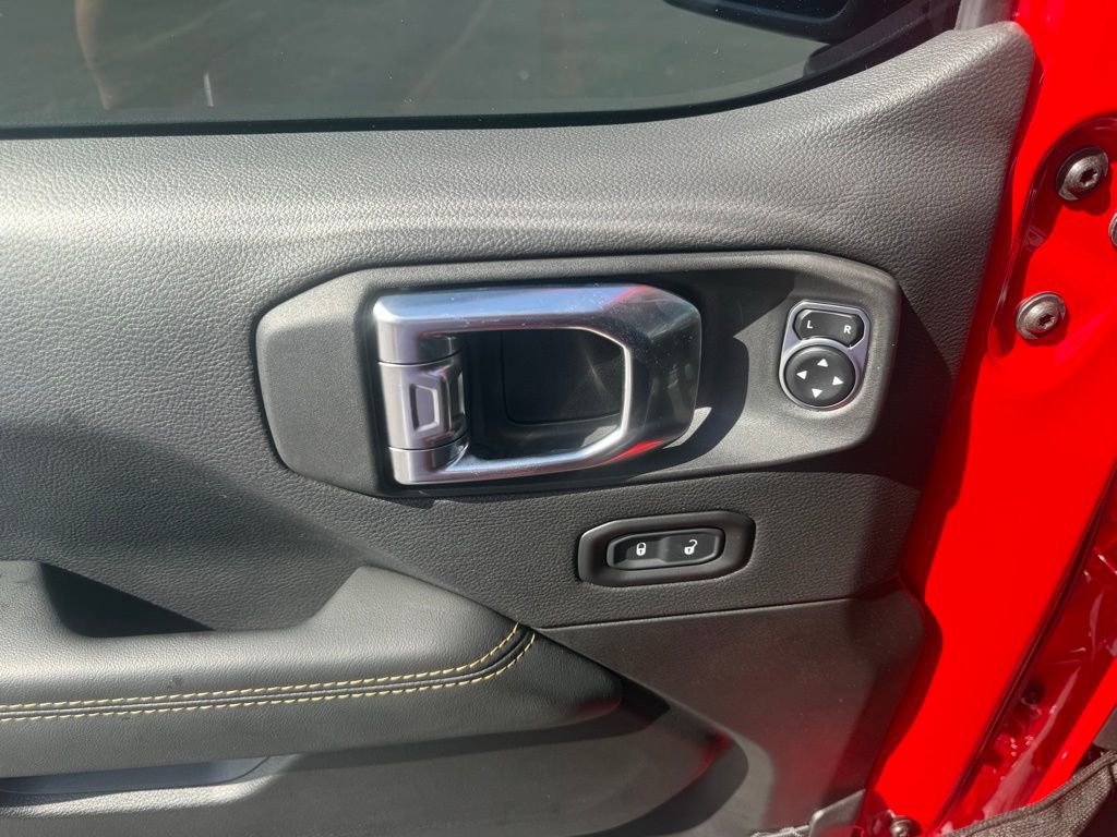 Used 2025 Jeep Wrangler Sahara image 22