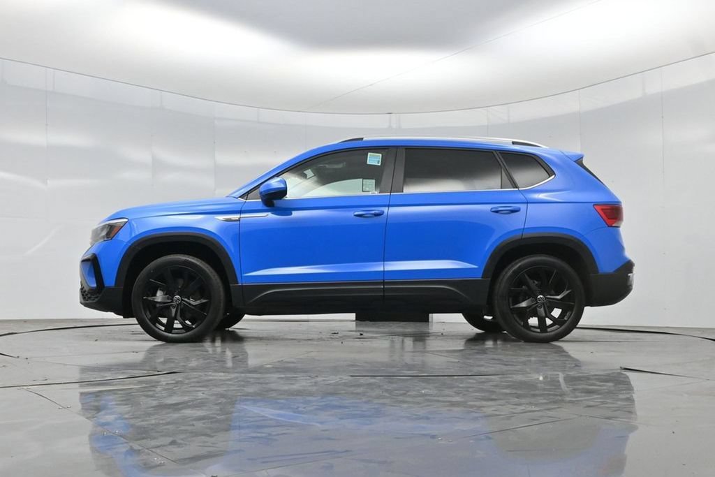 Used 2023 Volkswagen Taos SE w/ Panoramic Sunroof Package FWD image 7