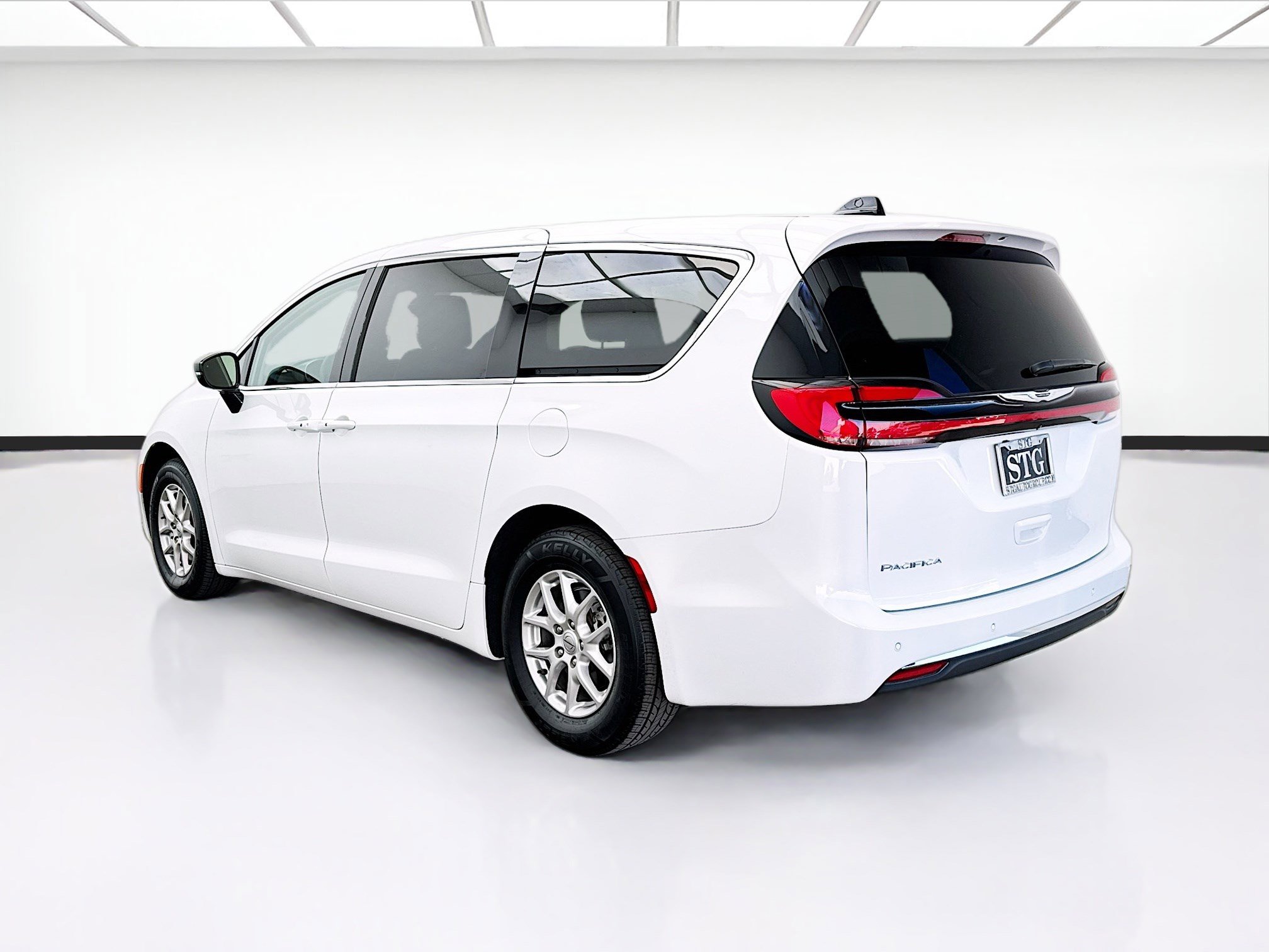 Used 2024 Chrysler Pacifica Touring-L FWD image 6