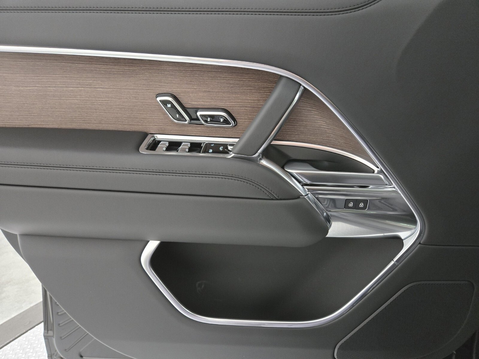New 2025 Land Rover Range Rover Long Wheelbase SE image 21