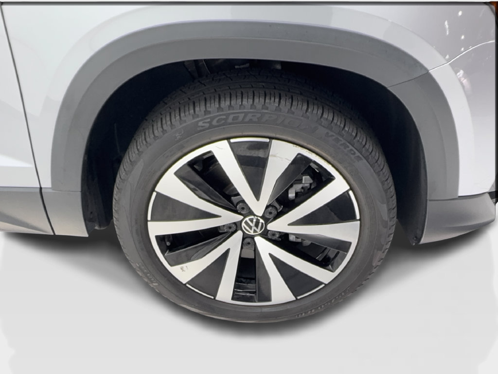 Used 2023 Volkswagen Taos SE w/ Panoramic Sunroof Package FWD image 16