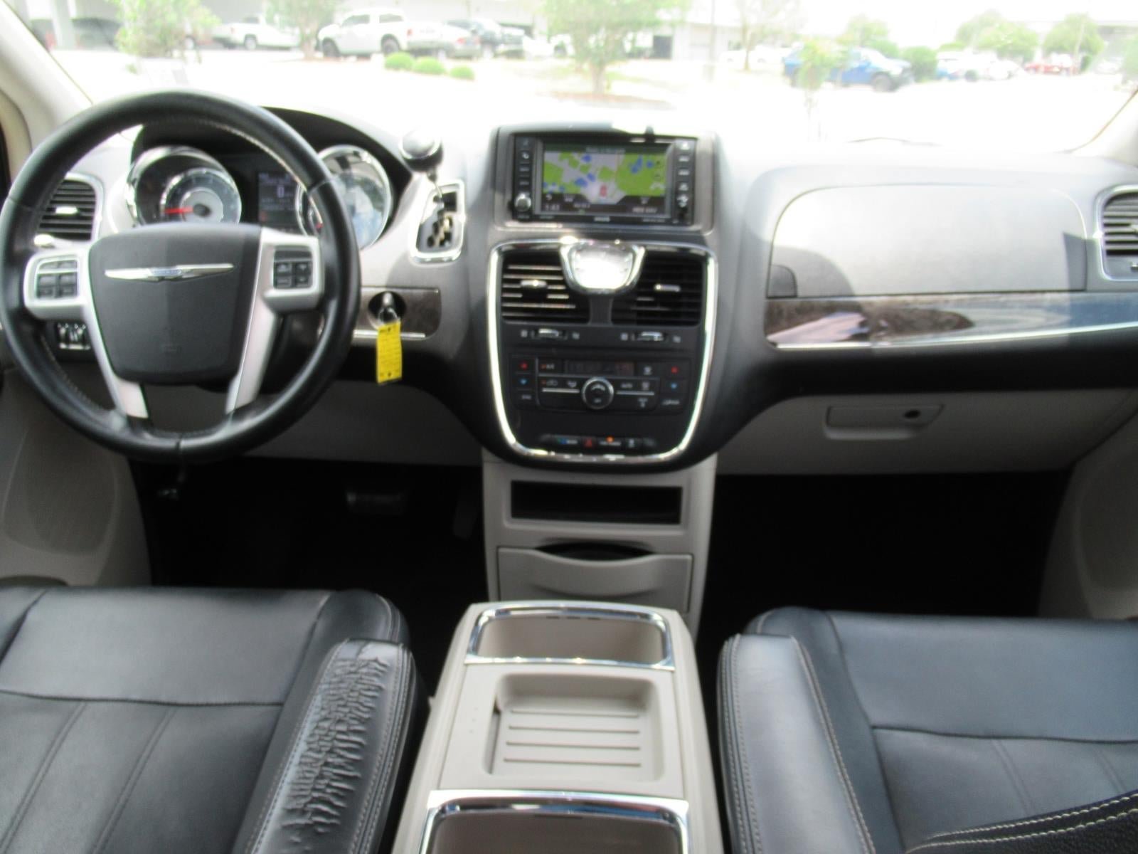 Used 2015 Chrysler Town & Country Touring FWD image 12