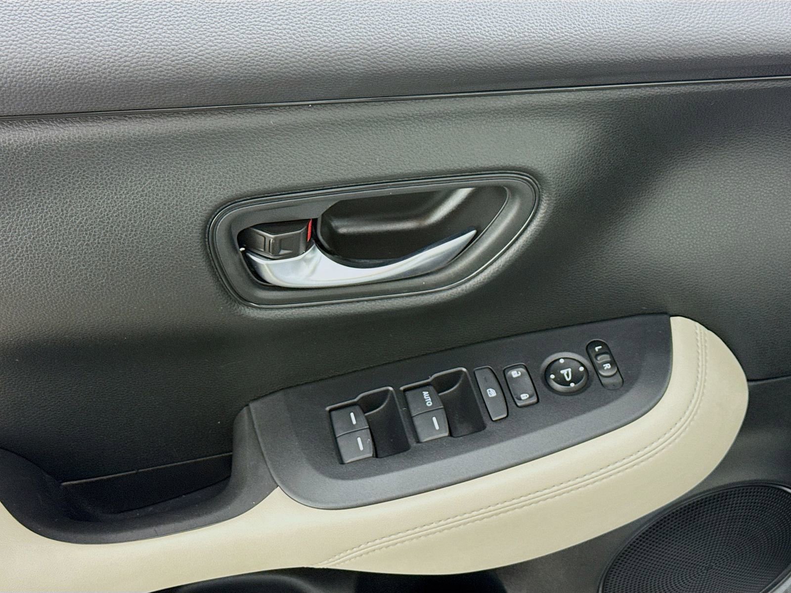 Used 2023 Honda HR-V LX image 15