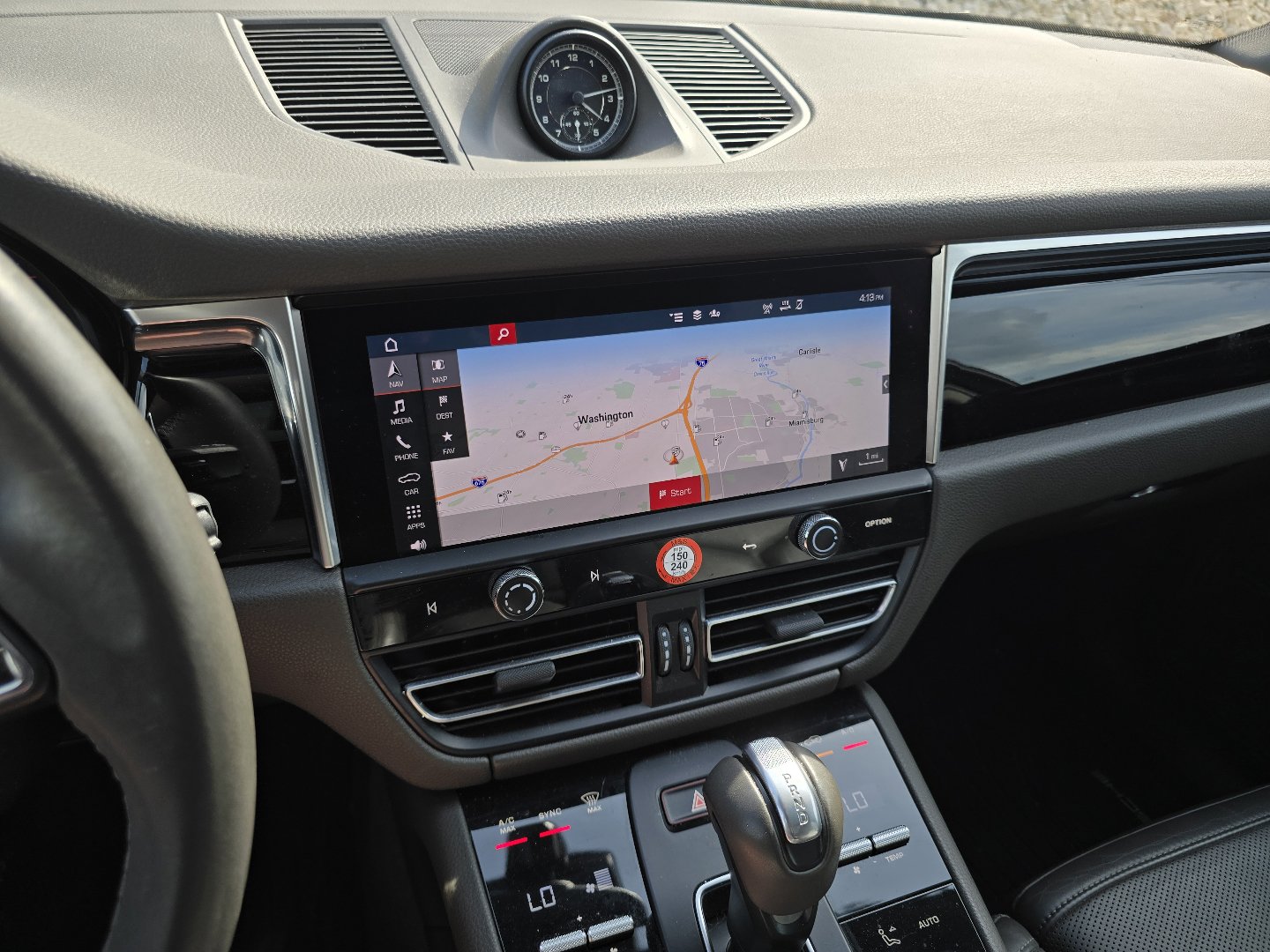 Used 2023 Porsche Macan Turbo image 32