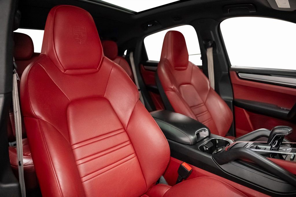 Used 2023 Porsche Cayenne Platinum Edition image 32