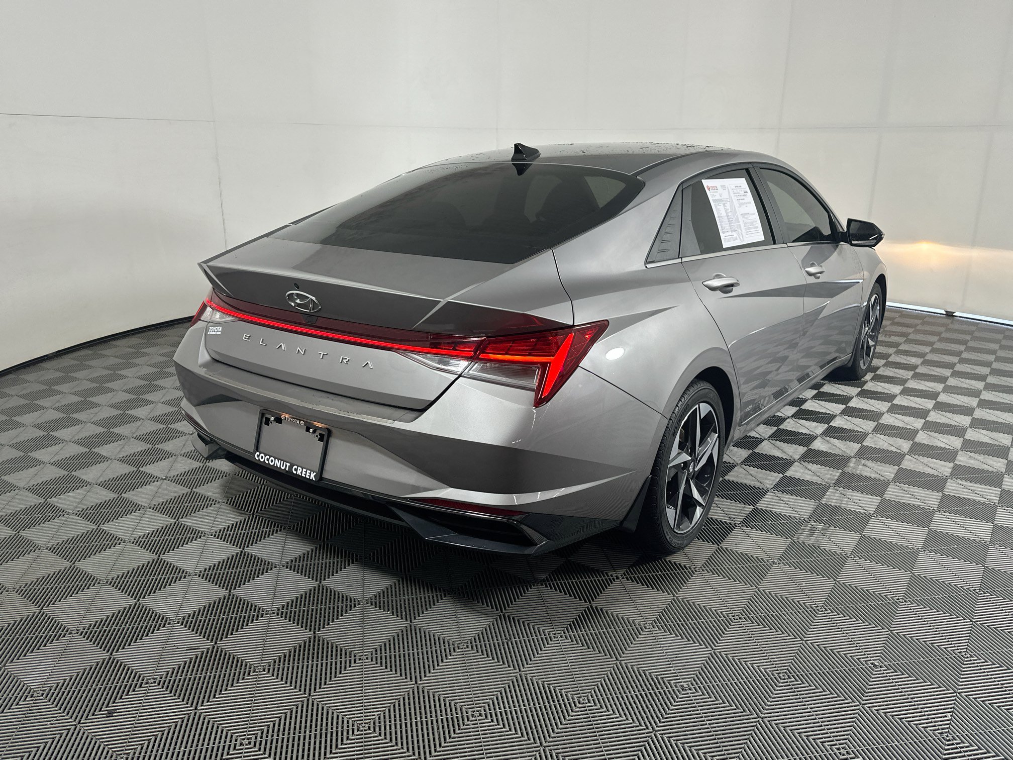 Used 2022 Hyundai Elantra SEL w/ Convenience + Premium Package FWD image 3