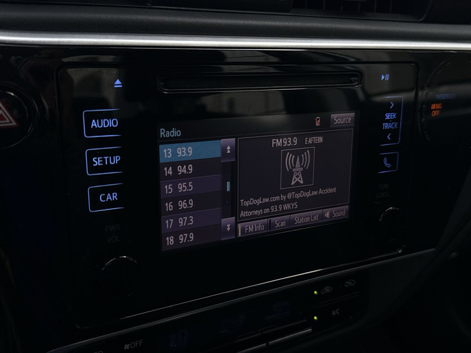 Used 2018 Toyota Corolla LE FWD image 11