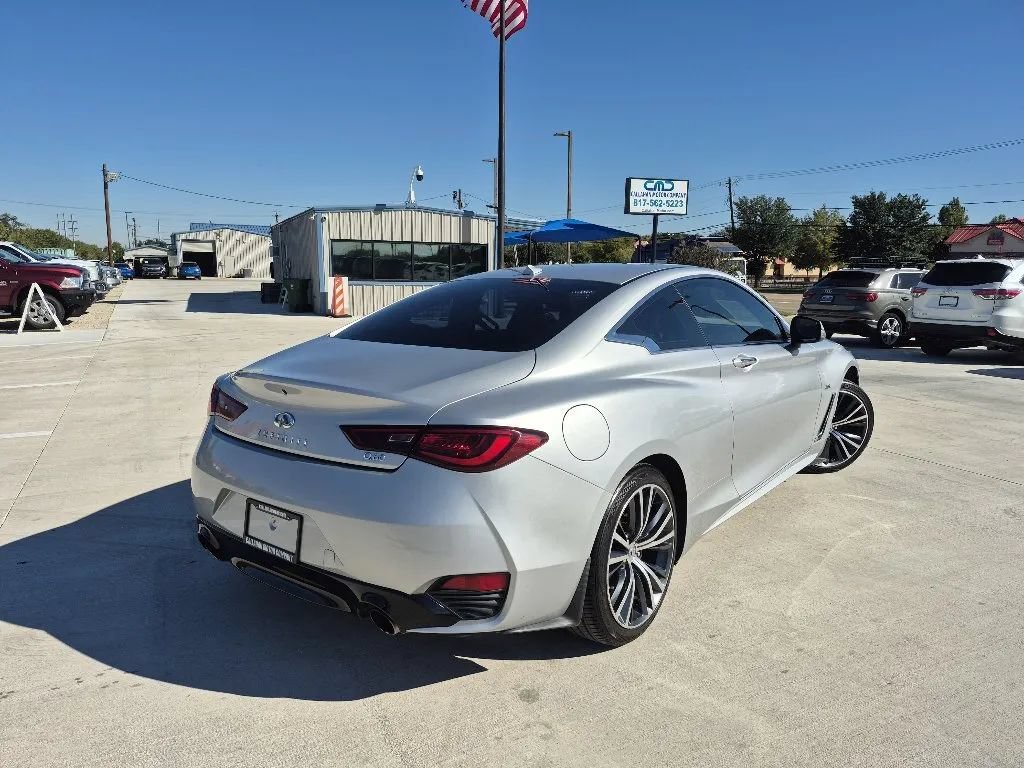 Used 2017 INFINITI Q60 2.0t w/ Moonroof Package RWD image 6