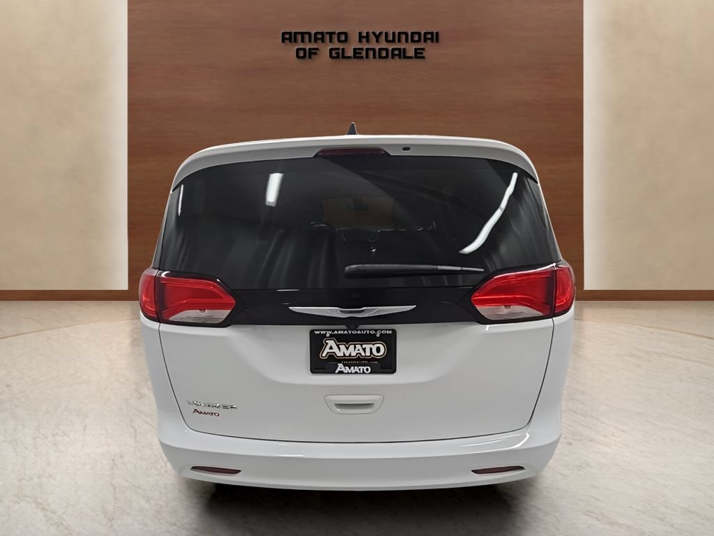 Used 2022 Chrysler Voyager LX FWD image 4